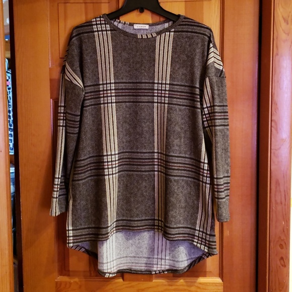 viamor Sweaters - Plaid knit tunic with pockets